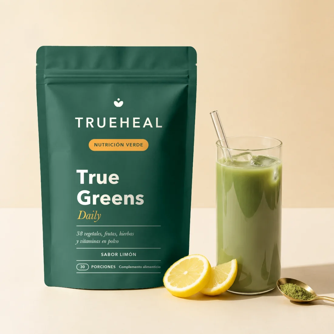 TrueGreens Daily junto a un vaso de bebida verde